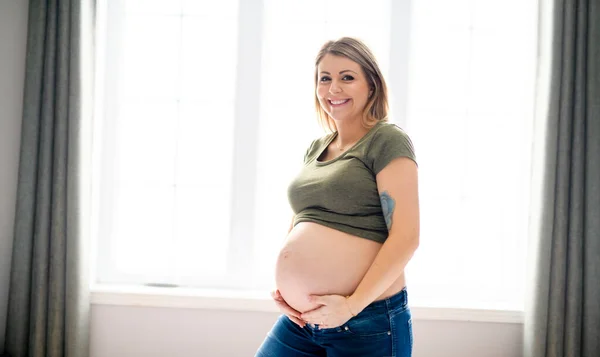 Una donna incinta che si rilassa vicino alla finestra — Foto Stock