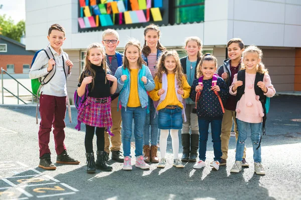 Groupe d'enfants sur le fond de l'école avoir du plaisir — Photo