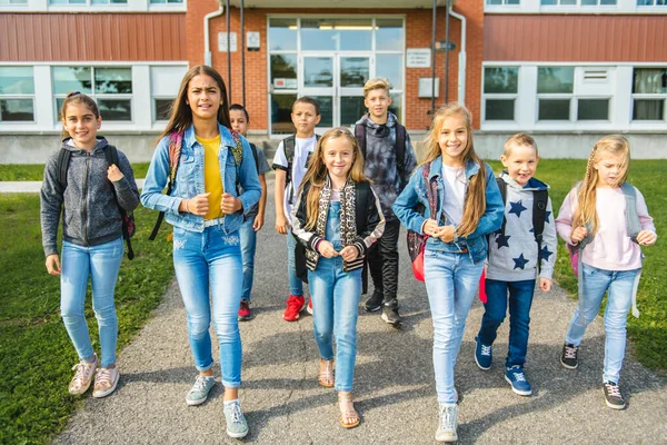 Grupo de crianças no fundo da escola se divertindo — Fotografia de Stock