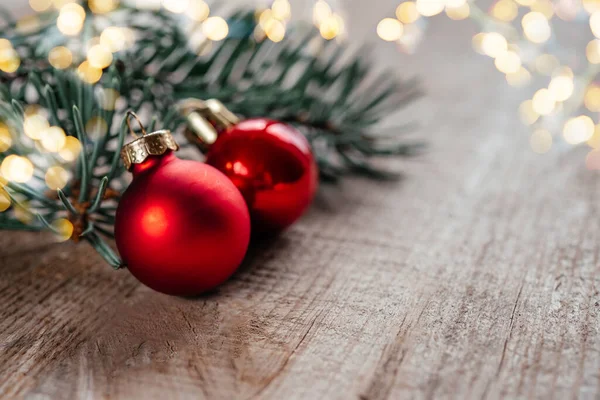 Червоні Різдвяні Кульки Гілки Сосен Дерев Яному Фоні Різдвяними Вогнями — стокове фото