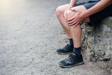 Diz ağrısından muzdarip bir erkek atlet dizkapağı ağrısı sendromu, atletlerde diz yaralanması