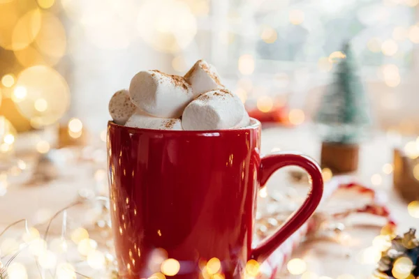 Rote Tasse Mit Heißer Schokolade Und Marshmallow Weihnachtsatmosphäre Hintergrund Mit — Stockfoto