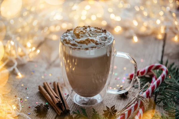 Weihnachten Schlagsahne Heißer Kakao Mit Gewürzen Zuckerstangen Und Thuja Zweigen — Stockfoto