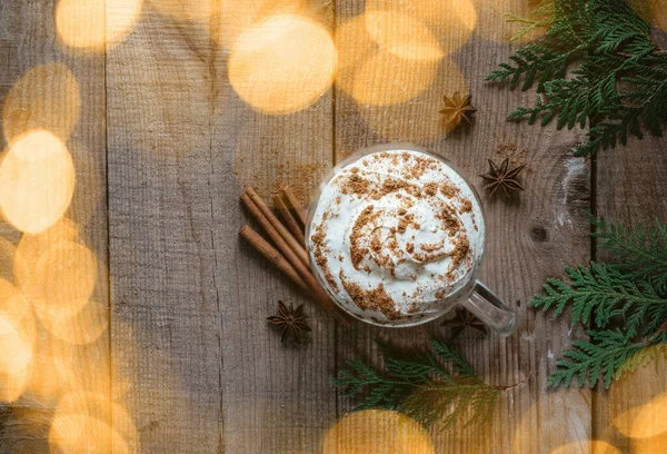 Weihnachten Schlagsahne Heiße Schokolade Mit Zimt Thuja Zweigen Und Weihnachtsbeleuchtung — Stockfoto