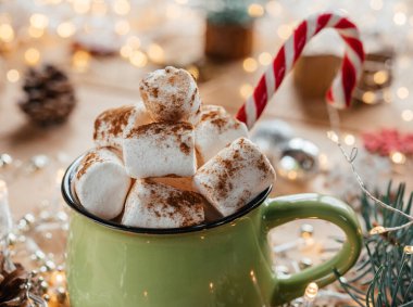 Noel atmosferinde lokum sıcak çikolata, şeker kamışı ve Noel ışıkları bokeh, Noel ve yeni yıl atmosferi