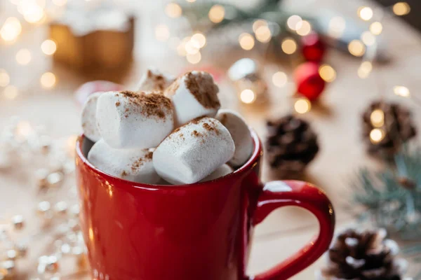 Marshmallow Roter Weihnachtstasse Weihnachtliche Atmosphäre Hintergrund Mit Weihnachtsdekoration Und Weihnachtsbeleuchtung — Stockfoto