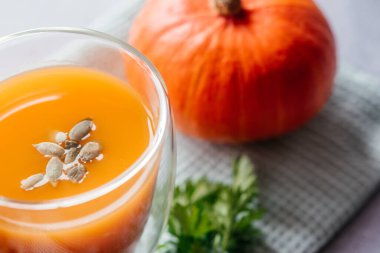 Sonbahar sebze suyu, kabak çekirdekli çiğ kabaktan yapılır.