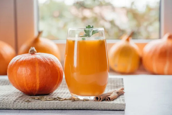 Freshly squeezed pumpkin juice with parsley and pumpkin seeds — Stock Photo, Image