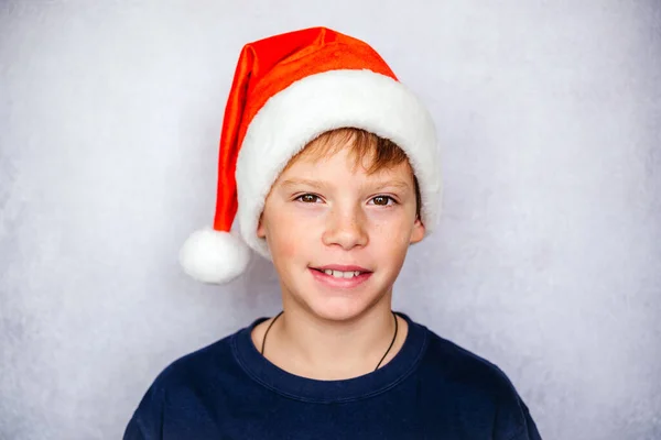 Щасливий хлопчик у Санта-Капелюсі під час різдвяних і новорічних канікул. — стокове фото