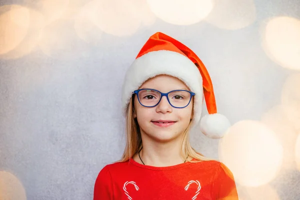 Menina feliz usando óculos e chapéu de Papai Noel durante o Natal e feriados de Ano Novo — Fotografia de Stock