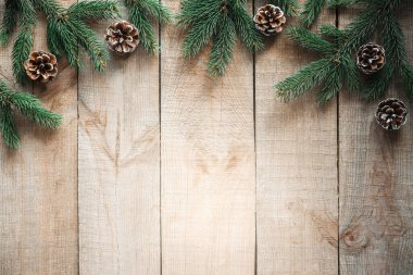 Ahşap arka plan üzerinde çam kozu ile Noel ağacı dalları