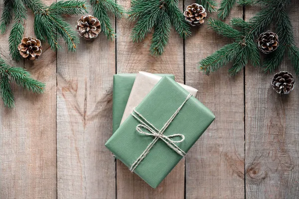 Kerst eco vriendelijke geschenkdozen en decoraties op houten achtergrond — Stockfoto