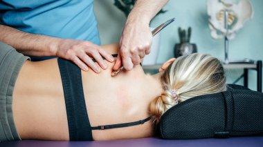 Rhomboid ve sırt ağrısı için akıllı aletler kullanan IASTM yüz tanıma programı