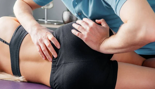 Sakroiliak eklem bozukluğu tedavisi ya da osteopatik doktor tarafından yapılan SI eklem ağrısı