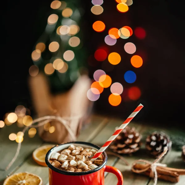 Красная эмалевая кружка горячего шоколада с зефиром на рождественском фоне — стоковое фото