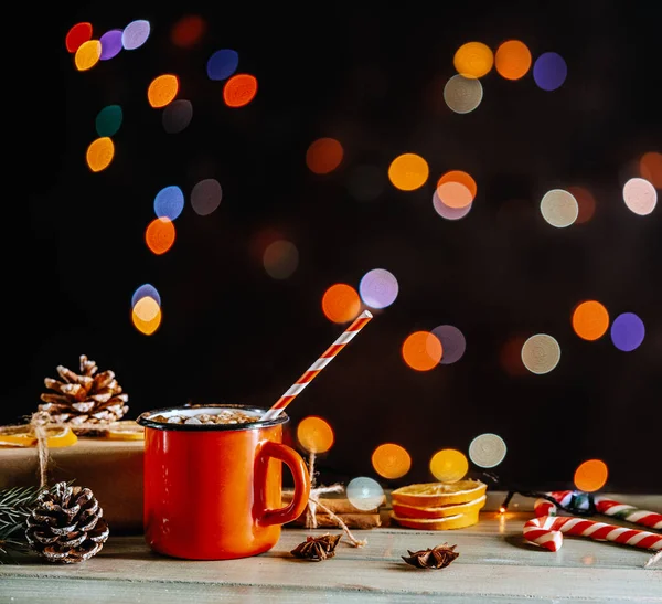 Roter Emaille-Becher mit heißer Schokolade und Marshmallow auf weihnachtlichem Hintergrund — Stockfoto