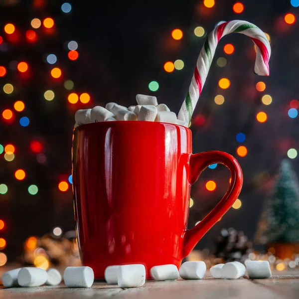 Red cup of hot chocolate with marshmallow on Christmas background — Stock Photo, Image