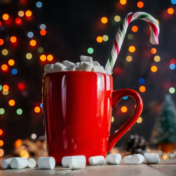Red cup of hot chocolate with marshmallow on Christmas background — Stock Photo, Image