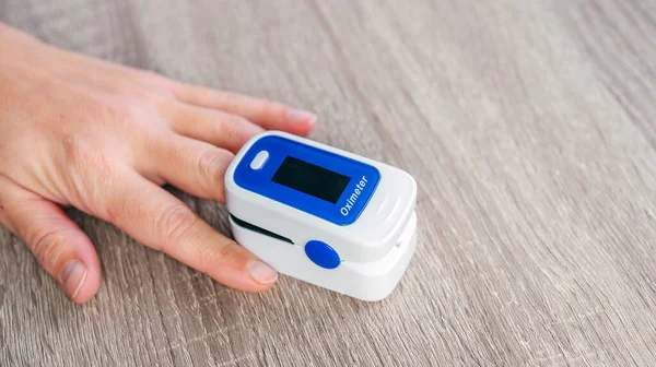 Home pulse oximeter, patient measuring the blood oxygen with oximeter — Stock Fotó