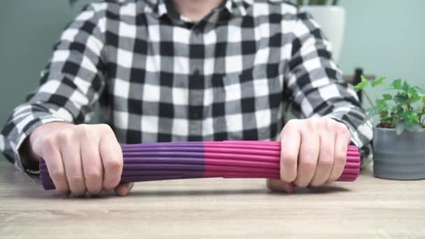 Theraband flexbar ile bilek egzersizi yapan bir adam. — Stok video