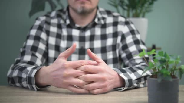 손 과 손목의 관절통, 류머티즘성 관절염 및 직업병으로 고생하는 사람 — 비디오