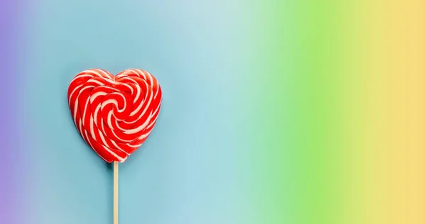 Rött hjärta klubba på regnbåge bakgrund, kärlek och alla hjärtans dag banner — Stockfoto