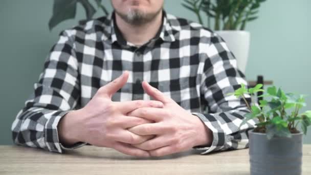 A man suffering from joint pain in his hand and wrist, rheumatoid arthritis and occupational disease — Stockvideo