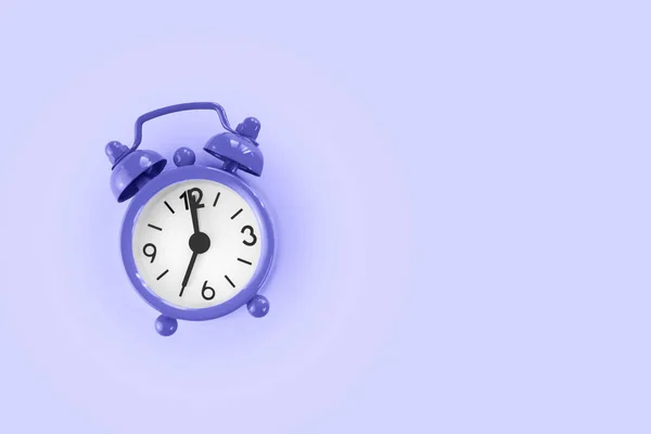 Purple alarm clock on purple background, very peri color of 2022 — Fotografia de Stock