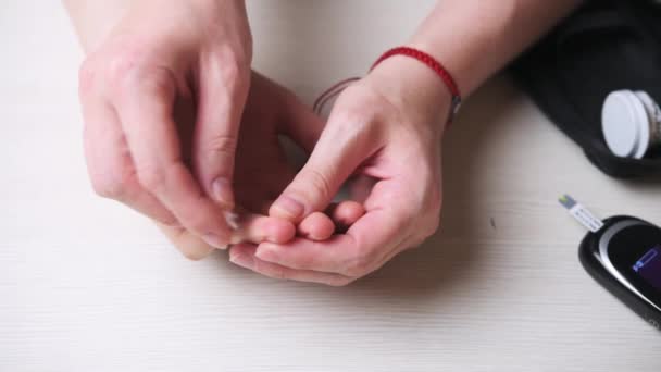 Um adulto picando o dedo das crianças para testar o açúcar no sangue das crianças em casa — Vídeo de Stock
