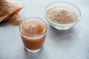 Bir bardak suda çözünen psyllium kabuğu diyet lif takviyesi.