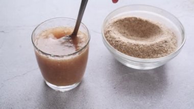 Bir bardak suda çözünen psyllium kabuğu diyet lif takviyesi.