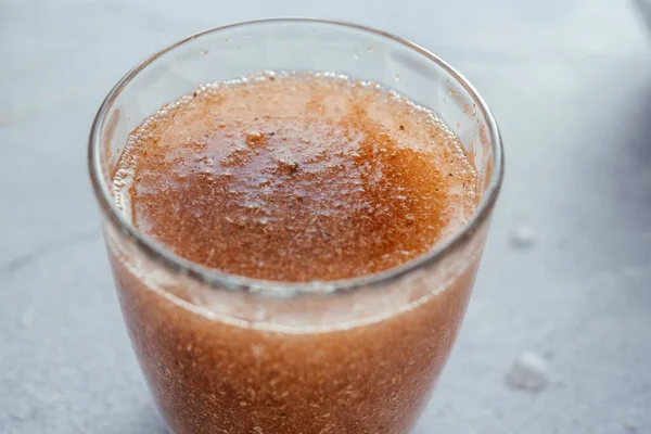 Bir bardak suda çözünen psyllium kabuğu diyet lifleri, sağlıklı diyet sabah rutini — Stok fotoğraf