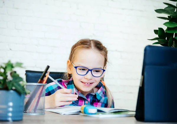 Happy junior school meisje met online les thuis, afstandsonderwijs voor kinderen — Stockfoto