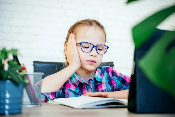 Cansado menina em óculos ter aula on-line, educação à distância para crianças — Fotografia de Stock