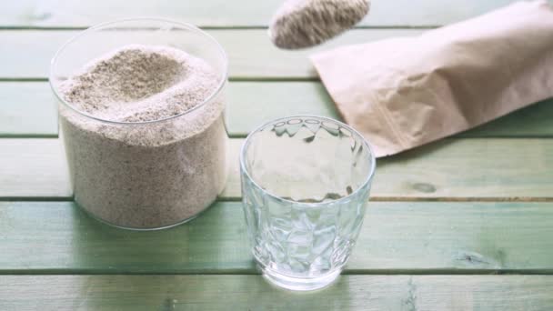 Mengen van psyllium husk voedingsvezels supplement in een glas water te nemen in de ochtend — Stockvideo