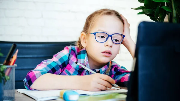 Moe klein meisje in bril met online les, afstandsonderwijs voor kinderen — Stockfoto