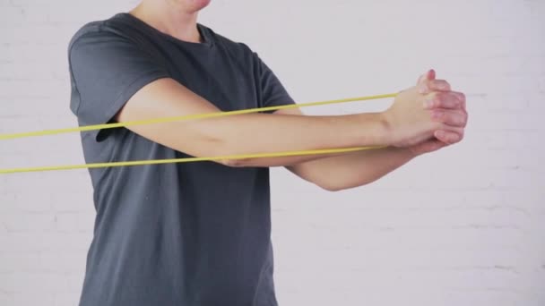 Egy nő ellenálló kötéllel végez gyakorlatokat. — Stock videók