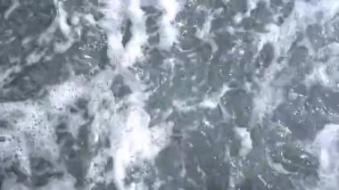 Dalgalar ve köpüklerle deniz yüzeyi, dalgalı okyanus manzarası