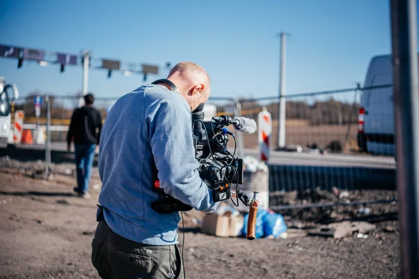 Medyka, Polônia - 24 de março de 2022: Jornalista na fronteira ucraniano-polonesa em Medyka. Pessoas que fogem da guerra na Ucrânia — Fotografia de Stock