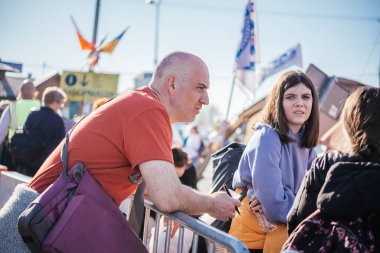 Medyka, Polonya - 24 Mart 2022: Medyka 'daki Ukrayna-Polonya sınır kapısında yürüyen bir kalabalık. Ukrayna 'daki savaştan kaçan insanlar.