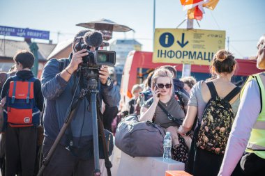 Medyka, Polonya - 24 Mart 2022: Medyka 'daki Ukrayna-Polonya sınır kapısında yürüyen insanların videosunu çeken bir gazeteci. Ukrayna 'daki savaştan kaçan insanlar.