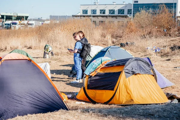 Medyka, Poland - March 24, 2022: refugees camp at Ukrainian-Polish border crossing in Medyka. People fleeing the war in Ukraine — Stock Photo, Image