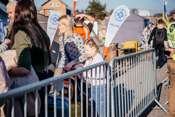 Medyka, Polonya - 24 Mart 2022: Medyka 'daki Ukrayna-Polonya sınır kapısında yürüyen bir kalabalık. Ukrayna 'daki savaştan kaçan insanlar.