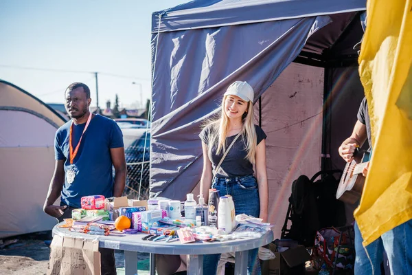 Medyka, Polonya - 24 Mart 2022: Medyka 'daki Ukrayna-Polonya sınır kapısında yiyecek ve içecek servisi yapan uluslararası gönüllüler. Ukrayna 'daki savaştan kaçan insanlar.