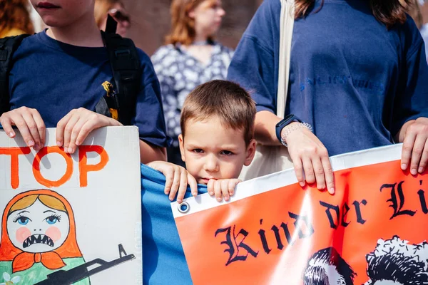 Rzym Włochy Maja 2022 Protest Antywojenny Rzymie Mały Chłopiec Demonstracji — Zdjęcie stockowe