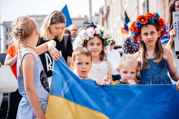 Roma Itália Maio 2022 Crianças Segurando Bandeira Nacional Ucrânia Durante — Fotografia de Stock