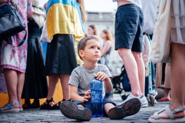 Roma, İtalya - 22 Mayıs 2022: Roma 'da savaş karşıtı protestoda küçük bir Ukraynalı çocuk, Ukraynalı mülteci çocuklar ve yetişkinler Roma' daki Rus işgaline karşı düzenlenen gösteride