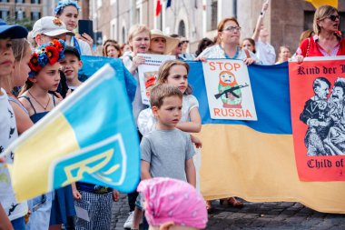 Roma, İtalya - 22 Mayıs 2022: Roma 'da savaş karşıtı protestolar sırasında Ukrayna ulusal bayrağını tutan çocuklar, Ukraynalı mülteci çocuklar ve yetişkinler Roma' daki Rus işgaline karşı düzenlenen gösteride