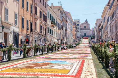 GENZANO, İtalya - 19 Haziran: çiçek festivali Infiorata di Genzano 18 Haziran 2022 'de İtalya' nın Genzano kentinde çiçek yapraklarından yapılmış muhteşem bir halı.