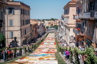 GENZANO, İTALYA 19 Haziran: Çiçek festivalindeki kalabalık Infiorata di Genzano 18 Haziran 2022 'de İtalya' nın Genzano kentinde çiçek yapraklarından yapılmış muhteşem bir halı.